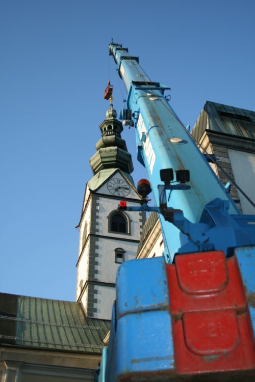 Die Spitze des Domturmes wird abgehoben. (© Foto: Allmaier) Die Spitze des Domturmes wird abgehoben. (© Foto: Allmaier)