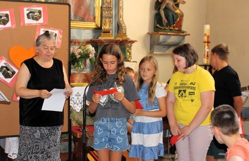 Frau Weber, Emily, Annika und Patricia beim Dankgebet (C) Klaudia Fercher Frau Weber, Emily, Annika und Patricia beim Dankgebet (C) Klaudia Fercher