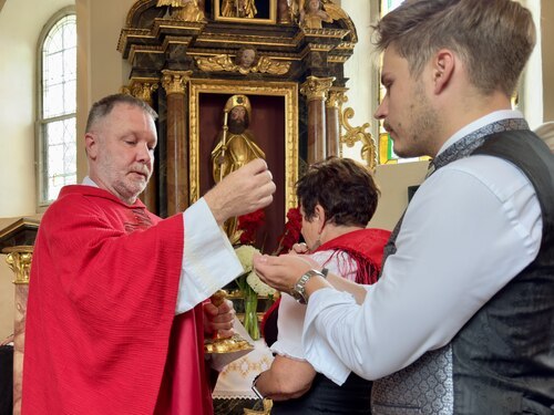 Festgottesdienst und Prozession wurde von Kapuzinerpater Martin gefeiert (Foto: PAss. Peter Artl)