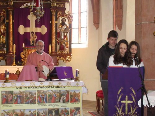 Heilige Messe in St. Stefan: Caritas-Direktor Dr. Marketz als Hauptzelebrant. (Bild PSt).