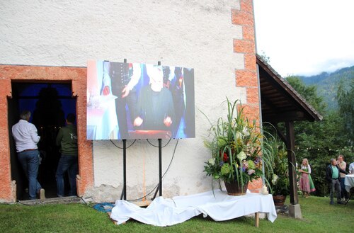 Vor der Kirche (C) Brigitte Weber