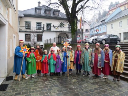 Pfarrer Ignaz Weyerer mit einem Teil der Sternträger und den königlichen Hoheiten vor dem Einzug zum Festgottesdienst (© Foto: LM) Pfarrer Ignaz Weyerer mit einem Teil der Sternträger und den königlichen Hoheiten vor dem Einzug zum Festgottesdienst (© Foto: LM)