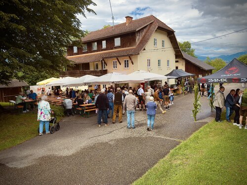 Speis und Trank gabbes beim anschließendem Kirchtag der Sitticher Dorfgemeinschaft (Foto: PAss. Peter Artl)