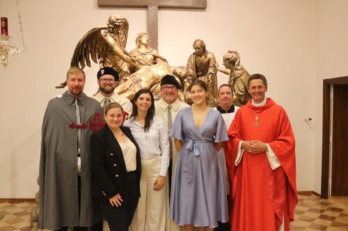 Freuten sich auf die Spendung des Sakramentes: Thomas Pfeffer, Marc Germeshausen, Michelle Zollner, Aurora Rupeni, Christian Struger, Bernadette Krall, Otto Hoffmann und Dompfarrer Prior Peter Allmaier. Foto: Komturei Klagenfurt