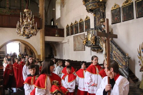 Einzug in die Kirche (C) Brigitte Weber