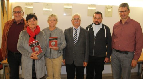 Die Organisatoren der Buchpräsentation, von links nach rechts: Hermann Fritz, Vizebgmin. Margit Gallautz, PGR-Obfrau Angela Moritsch, Dr. Josef Till, Provisor Marcin Mrawczynski und Mag. Hanzi Filipič (© Foto: Peter Sternig)