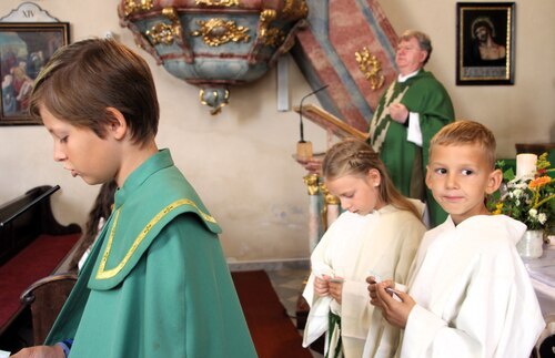 Elias, Mia-Valentina und Nikolaus lesen die Kyrietexte (C) Brigitte Weber