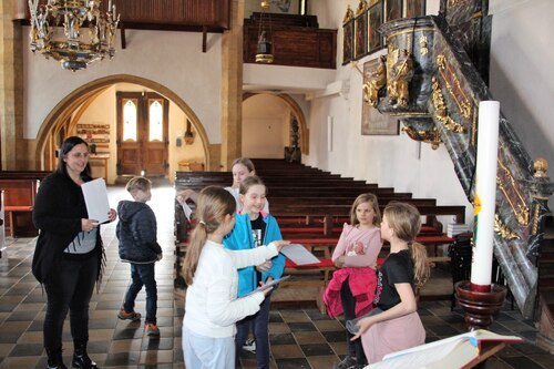 Suchen in der Kirche (C) Brigitte Weber