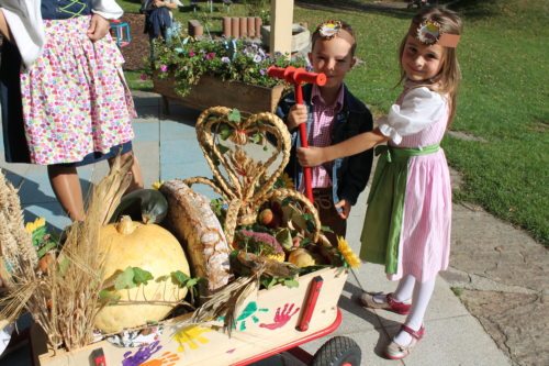 Ina und Sammy mit dem Erntewagen (© Foto: Biethan Carmen) Ina und Sammy mit dem Erntewagen (© Foto: Biethan Carmen)