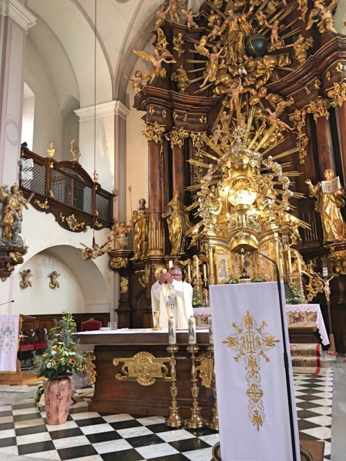 Unser Pfarrer Josef Damej feierte mit uns die Wallfahrtsmesse vor dem beeindruckenden Gnadenbild in Maria Lankowitz. (© Foto: Dr. Christiana Potocnik)
