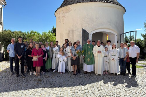 Pfarrgemeinderat, Stadtvertreter und Familie mit dem Jubilar Pfarrgemeinderat, Stadtvertreter und Familie mit dem Jubilar