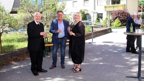 Pfarrer Josef Hörner mit Bürgermeister Erwald Tschabitscher und Gattin Christine (C) Brigitte Weber