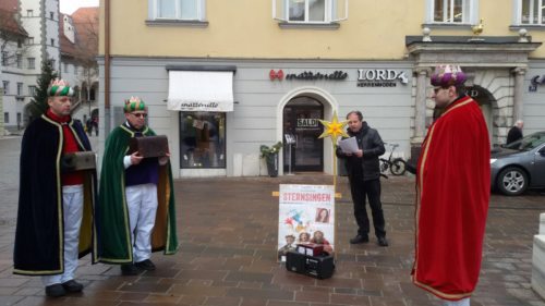 Die Sternsinger von St. Egid am Westende des Alten Platzes (© Foto: Redaktion St. Egid)