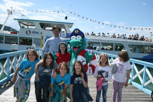Dompfarrer Peter Allmaier, die Domminis und Schiffsmaskottchen Nauti (© Foto: Dompfarre)