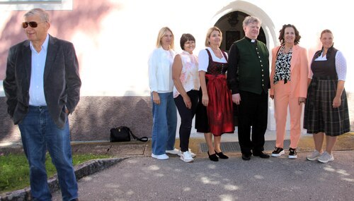 Fototermin: Herr Wilhelmer, P. Medry mit Lehrerinnen der VS (C) Brigitte Weber