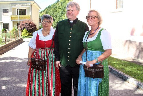 Frau Edeltraud Mösslacher und Frau Sissy Feichter mit P. Franz Medryk (C) Brigitte Weber