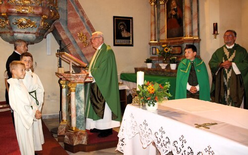 Pfarrer Josef Hörner liest das Evangelium (C) Brigitte Weber
