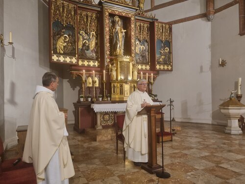 P. Petar Ljubičić OFM feiert mit rund 400 Besuchern die hl. Messe.<br />
Foto: Monika Dreger P. Petar Ljubičić OFM feiert mit rund 400 Besuchern die hl. Messe.<br />
Foto: Monika Dreger