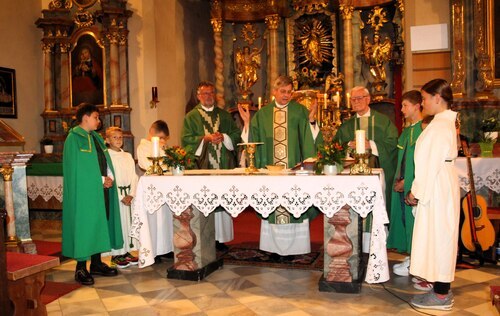 Um den Altar versammelt (C) Brigitte Weber