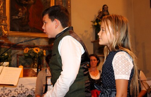 Benjamin und Annika begrüßen mit einem Gedicht (C) Brigitte Weber