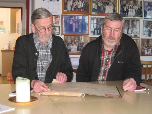 Pfarrer Wornik und DI Tritthart beim Durchblättern der Chronik&nbsp; - für die Kirchenführer