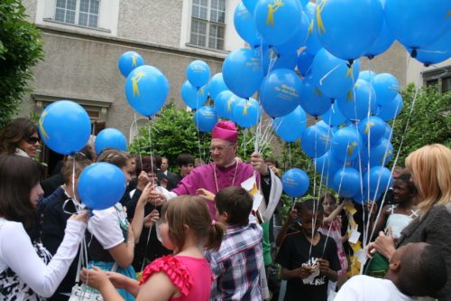 Luftballons - wie hier im Jahr 2011 bei den “Wochen für das Leben“ - werden losgeschickt. (© Foto: Stadtpastoral ) Luftballons - wie hier im Jahr 2011 bei den “Wochen für das Leben“ - werden losgeschickt. (© Foto: Stadtpastoral )