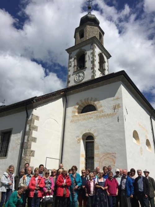 Kirchenchor vor der Pfarrkirche in Sauris (© Foto: Alexander Samitsch)