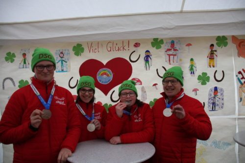 Die Schneeschuhlauf Staffel des DSG Team Grafenstein erlief sich die Silbermedaille (Lydia, Lisa-Marie, Silvan und Johannes v.l.n.r.) (©Auer/DSG Kärnten)