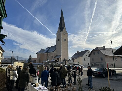 Schweineversteigerung auf dem Dorfplatz • Sv. Anton in dražba prašiča v Žvabeku (Foto: Pfarrarchiv Schwabegg- Žvabek)