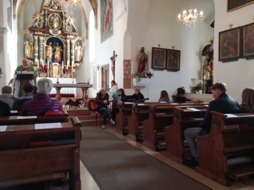 Das Musik-Team gestaltet die Heilige Messe. (© Foto: Sabine Wohlfahrt)