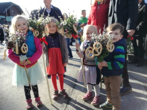 Kinder mit Palmbuschen (© Foto: Sabine Zehentner)