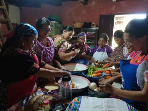 Miteinander kochen verbindet (c) Julia Cajas