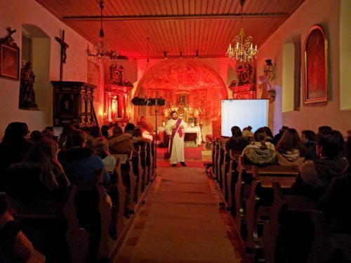 Rund 80 Jugendliche beim Jugendgottesdienst in St. Nikolai (Foto: Peter Artl)