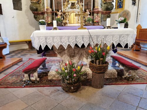 Pfarrkirche Neuhaus Zelebrationsaltar • Daritveni oltar v farni cerkvi na Suhi (Foto: Pfarrarchiv Neuhaus- Suha)