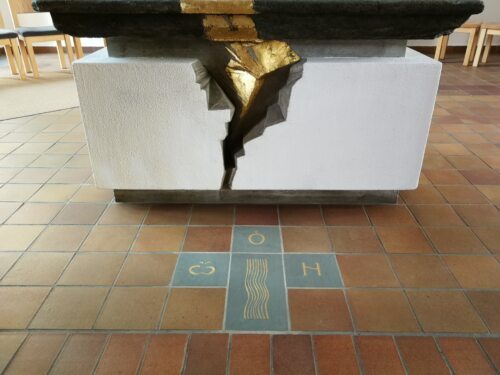 Vor dem Volksaltar in St. Modestus ist die Erinnerung an die Taufgnade in den Altarbereich eingeschrieben Vor dem Volksaltar in St. Modestus ist die Erinnerung an die Taufgnade in den Altarbereich eingeschrieben