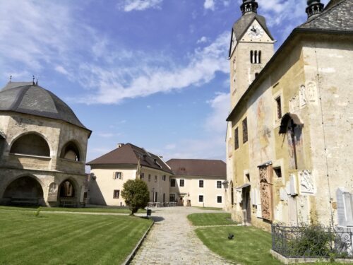 “Kirchliches Umfeld“ kann und soll wieder mit physischen Begegnungen belebt werden (foto: fotomax)