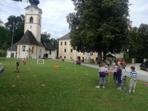 Bei fünf Stationen konnten sich die 53 Kids sportlich betätigen (@Auer/DSG Kärnten)
