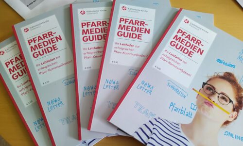 Für alle, die nicht nur online lesen wollen, gibt es noch Exemeplare des Pfarrmedienguides (foto: fotomax)