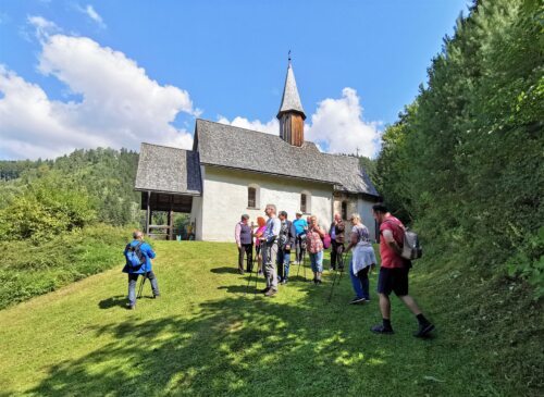 Ankunft bei der Jakobskapelle (Foto/slika: Pfarrarchiv Neuhaus-Suha)