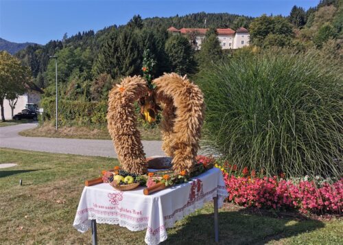 Erntekrone der Schlosskapelle Neuhaus • Žitna krona godbe na pihala Suha (Foto: Pfarrarchiv Neuhaus- Suha)