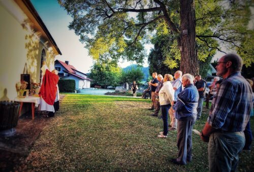 spätsommerliche und abentliche Stimmung bei der eucharistischen Feier (© Peter Artl)