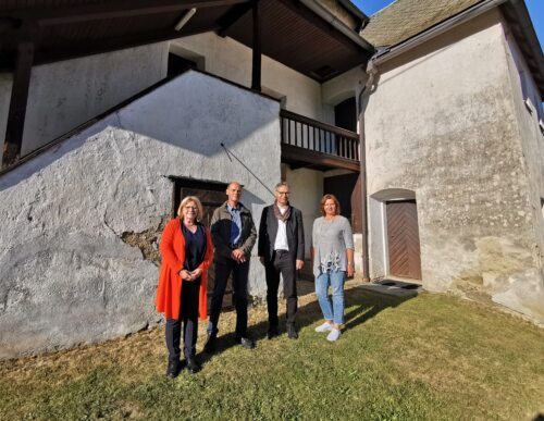Pfarrleitungsteam mit dem Geburtstagskind Gottfried Borstner • Vodstvo fare z jubilantom (Foto: Pfarrarchiv Neuhaus- Suha) Pfarrleitungsteam mit dem Geburtstagskind Gottfried Borstner • Vodstvo fare z jubilantom (Foto: Pfarrarchiv Neuhaus- Suha)