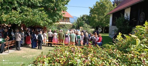 Der Gottesdienst fand auch heuer dankenswerter Weise im Petutschniggarten statt. (Foto: © Peter Artl) Der Gottesdienst fand auch heuer dankenswerter Weise im Petutschniggarten statt. (Foto: © Peter Artl)