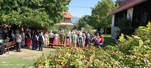 Der Gottesdienst fand auch heuer dankenswerter Weise im Petutschniggarten statt. (Foto: © Peter Artl)