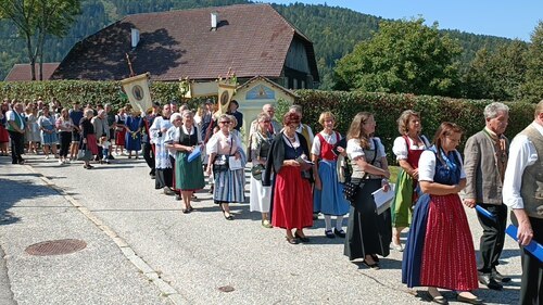 Feierliche Prozession durch Radweg (© Peter Artl)