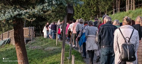 Priester, Diakon und Pilger aus den Umliegenden Dekanaten bei der Prozession (© Peter Artl)