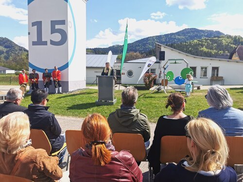 Pfarrvorsteher Golavčnik spricht Segensworte • Suški duhovni svetnik pri nagovoru, medtem otrok preizkusi napravo na proizvajanje elektrike (Foto: Pfarrarchiv Neuhaus- Suha)