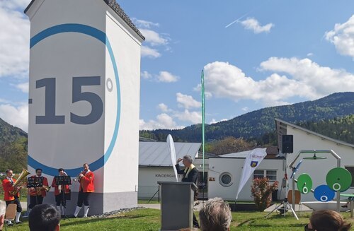 Pfarrvorsteher Golavčnik segnet das Kunstwerk “Leuchtturm/ Svetilnik“ • Suški duhovni svetnik blagoslavlja (Foto: Pfarrarchiv Neuhaus- Suha)