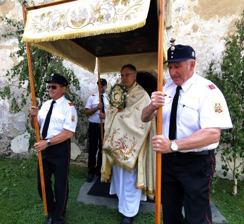 Jesus ist da! … Segne all die vielen Menschen! • “Božje telo“ kot izraz naše vere. (Foto: Pfarrarchiv Neuhaus- Suha)