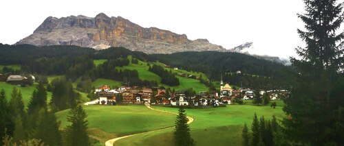 Die wunderbare Bergwelt des Gadertales • Gorski svet, kjer živijo Ladinci (Foto: Gertraud Maurel)